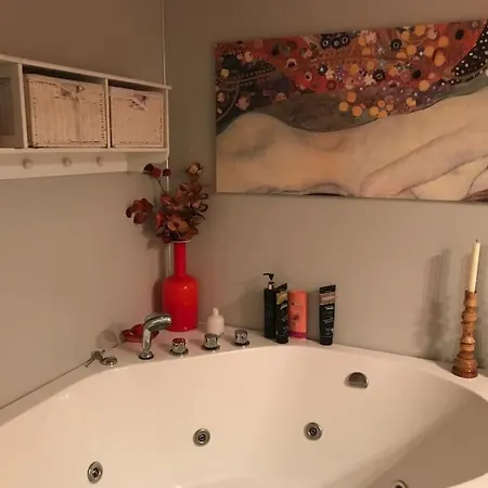 Charming With Private Patio דירה *
