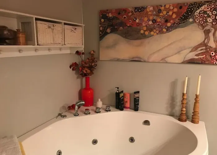 Charming With Private Patio דירה *