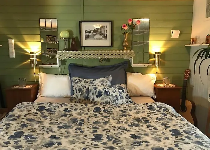 Charming With Private Patio *