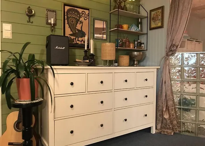 Charming With Private Patio דירה *